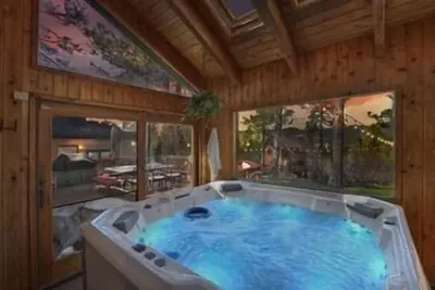 Image de Beautiful Back Yard with peekaboo Lake Views. Private Hot Tub & Pool Table
