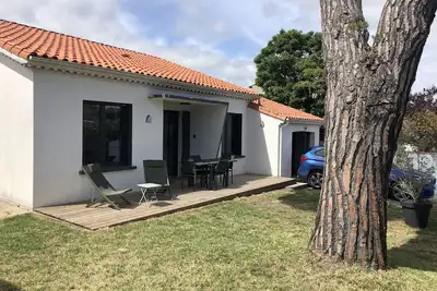 Image de L'ombre d'un Pin entre deux Plages (centre et plages Ă pied jardin garage)