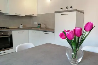 Annivè: quiet, 1 km from lake with wifi and parking and services.