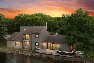 Image de Lakeside Paradise: Your Serene Escape Awaits!
