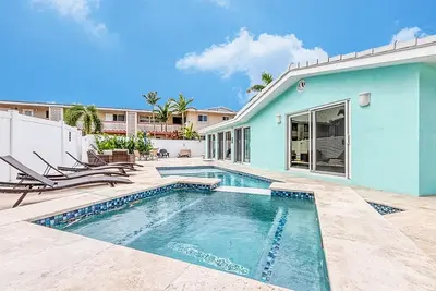 Image de Fabulous Beach House - 1 Block from beach!