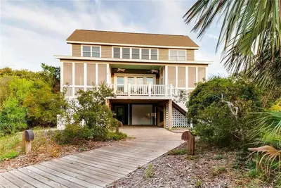 Image de Near Marina and steps away from beach access, Bhi