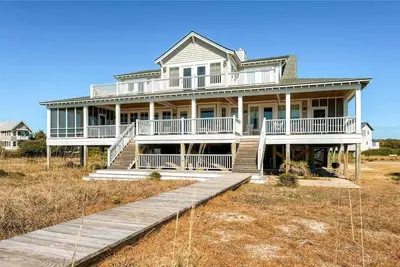 Image de Oceanfront large home with wrap around porches, Bhi
