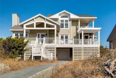 Image de Oceanfront, separate detached suite with rental of home, Bhi