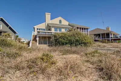 Image de Oceanfront, spacious, upstairs and downstairs master suites, Bhi