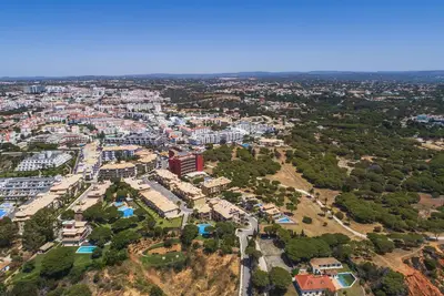 Image de Sunny Three Bedroom Apartment with Pool & Wifi 350m Beach central Albufeira Oura