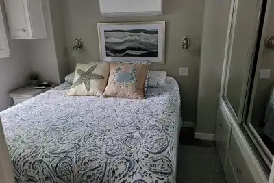Image de Fully furnished tiny house with loft just minutes from the beach