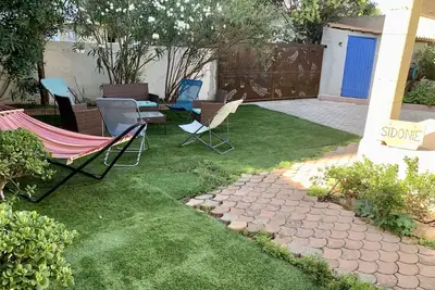 Grand T2 meublé avec Jardin, Jacuzzi à 17min de la plage à pied