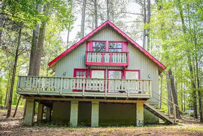 Image de Bring your fur-baby and enjoy this beautiful Chalet overlooking Lake Innsbruck!