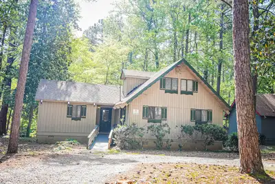 Image de Relax in this spacious chalet just miles from the heart of Pine Mountain
