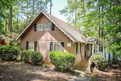 Image de Enjoy your home away from home in this beautiful Lake view Chalet!