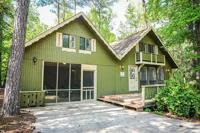 Image de Spread out and relax in this spacious wooded view chalet close to Fdr State Park