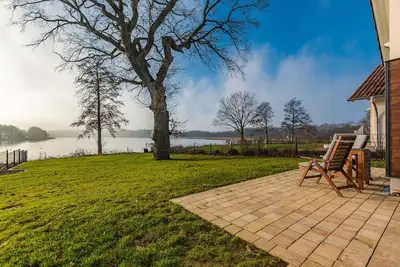 Image de 5 star vacation home directly on the lake with sauna-fireplace-103m² - Ferienhaus Auszeit