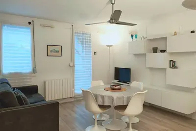 Image de Studio moderne lumineux avec parking, animaux acceptés