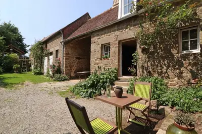 Image de Maison historique arborée avec jardin et étang privés, idéale pour un couple