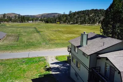 Image de Amazing Views! 3, 000 sq ft cabin! Hot Tub, & Game Room!