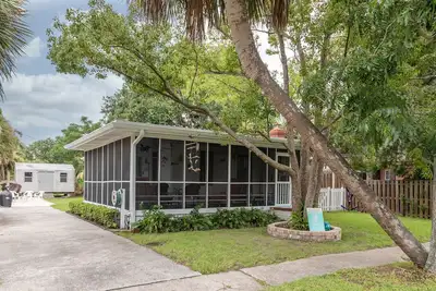 Wrap Around Screened Porch, Pet Friendly and Easy walk to Ocean & Beaches