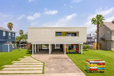 Image de Cool Breeze Waterfront Canal Located in the Charming Jamaica Beach Community