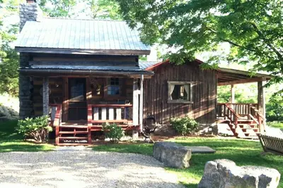 Image de 1800’s restored log cabin on 26 private rolling wooded acres with sunset views