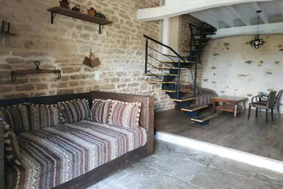 Image de Gîte Terra loft, verger-potager, poulailler, vue sur la vallée, route des vins.