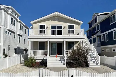 Image de Just a quick walk over the 21st Street bridge to shopping and dining.