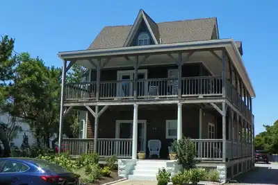 Image de Beach Block! Located only half a block to the beautiful Second Avenue Beach