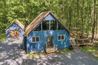 Image de modern a-frame cabin with lake access & hot tub