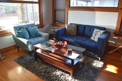 Image de Gorgeous Craftsman Home with Spa in Bluff Heights - 1/2 mile to beach