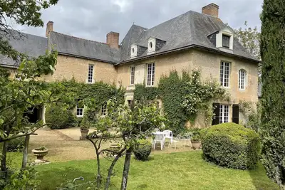 Image de Suite de charme, 4 personnes, au calme d'un jardin arboré en Anjou