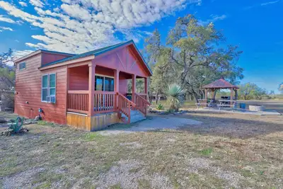 Image de Blue Hole Cabin - Minutes from Jacob's Well!