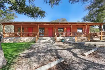 Image de Resort Style Swimming Pool, Fire Pit, Grill, and Bocce Ball!