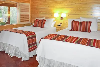 Image de Suite with Two Queen Beds Minutes from Downtown!
