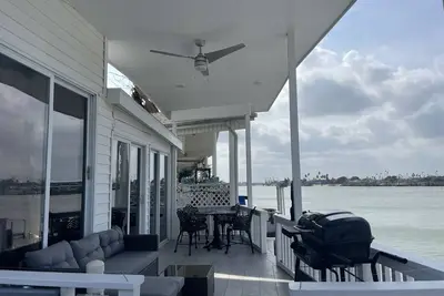 Image de Waterfront 1br 2 bed in Long Island Village; Watch for Dolphin from the deck!