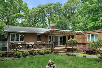 Image de Park-like setting, private lane, walk to beach, close to town. Boats welcome.