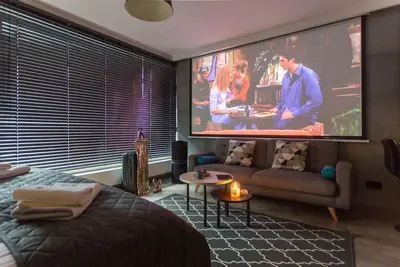 Cosy Studio Apt with AirCon and Balcony. Projector with huge screen. City  Center