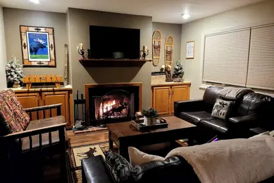 Image de Moose Tracks: a gorgeous two bedroom townhouse, sleeps 6-8, Ac, in town! .