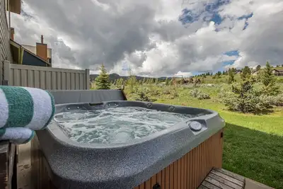 Image de Home close to Big Sky Resort & Town Center w/fireplace - Firelight Chalet with Private Hot Tub