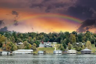 Image de Winslow’s Waterfront 3br 2bath apartment with 2 slip boathouse