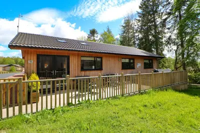 Broken-Sky Lodge, pet friendly, with hot tub in Otterburn