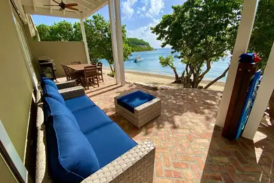 Image de Beachfront Luxury Villa-Jacuzzi, Kayaks, SUPs, Snorkel Gear, No Stairs, Near Town