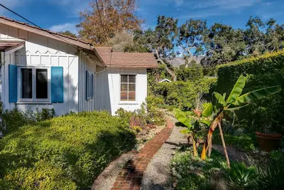 Image de 1920’s Montecito Hedgerow Cottage