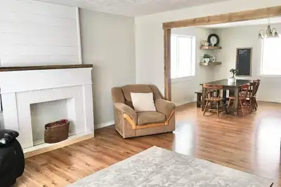 Image de Large, Family Friendly Country Full house near Waterton and Cardston