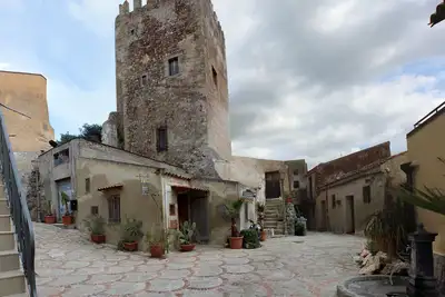 Image de Maison de vacances zone historique de Brolo en face du château médiéval de la \"Lancia\"