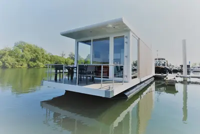 Luxury houseboat with panoramic view. Beautiful location and close to the city of Maastricht.