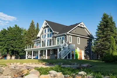 Image de Rare Waterfront Gem In Blue Mountain/Collingwood! Less than 2hrs from Toronto!