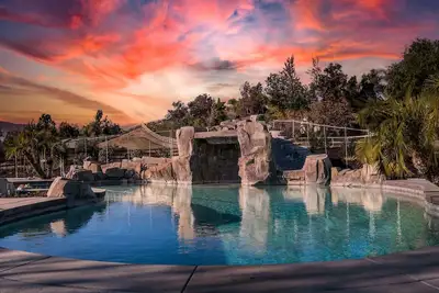 Image de Beautiful pool home steps from wineries!