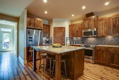 Image de Old Mill Townhome, Pet Friendly, Steps from Deschutes River and Trails, Walk to Most Everything