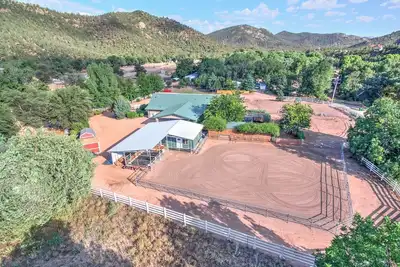 Mt Views: Guesthouse w\/2 Horse Stalls + Turnout, Sleeps 4, Tack Room, Trails, Riding Ring