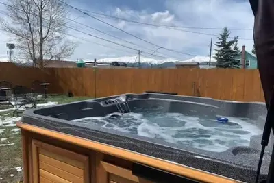 Image de Cozy 3br - Hot Tub, 1 Block from Main St.