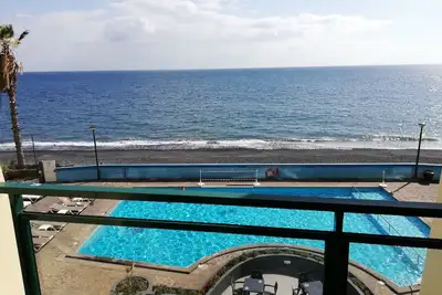 Image de By the Beach & Pool Apartment